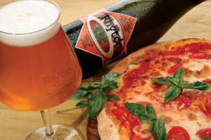 Pizza margherita abbinata a birra artigianale toscana Ur del birrificio Rhyton