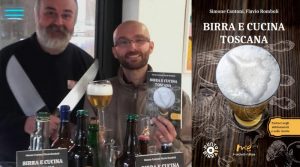 Flavio Romboli e Simone Cantoni con la copertina del loro libro Birra e cucina toscana