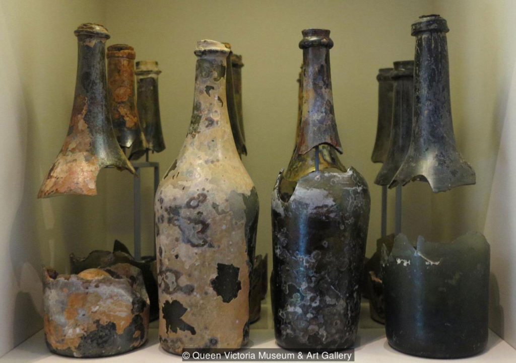 Le bottiglie ritrovate dopo 200 anni sul fondo della Sydney Cove