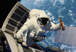 Astronauta in orbita con una birra in mano!
