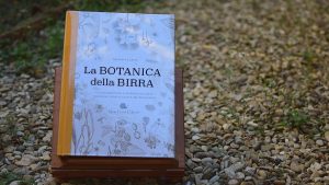 Il volume La botanica della birra di Giuseppe Caruso pubblicato da SlowFood Editore