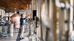 Controllo qualità sugli spoiler della birra in birrificio