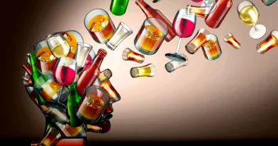 Bicchieri di alcolici vari che formano una testa umana