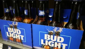 Bottiglie di Bud Light sullo scaffale del supermercato