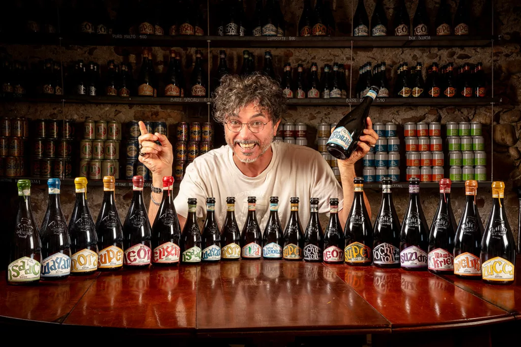 Teo Musso con al gamma di birre artigianali Baladin in Bottiglia