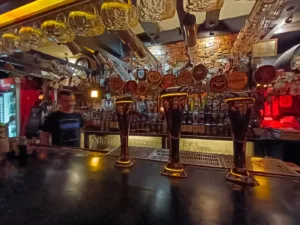 Il bancone del The Red Lion pub ad Atene