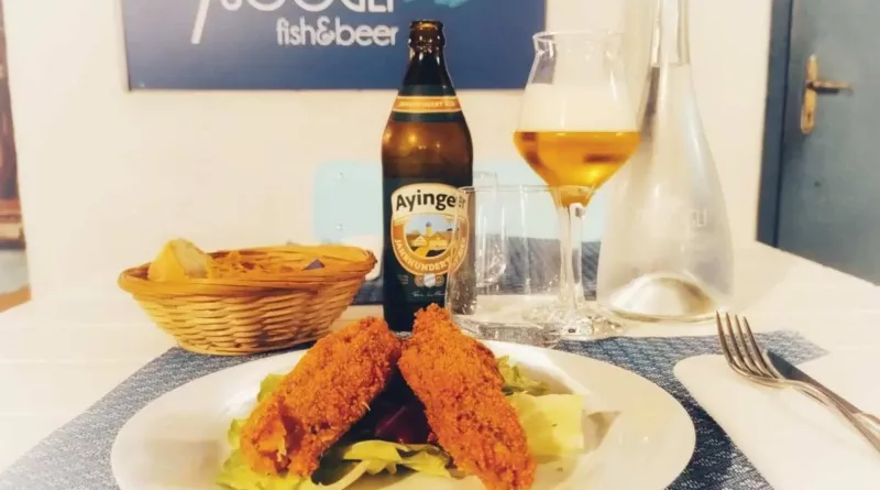 Piatto di pesce, birra tedesca e logo del ritorante 7 scogli di Firenze
