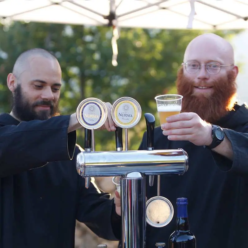 I monaci benedettini dell'Abbazia di San Benedetto in Monte con la loro birra Nursia