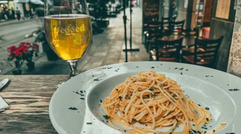 Piatto di spaghetti e bicchiere di birra Degged