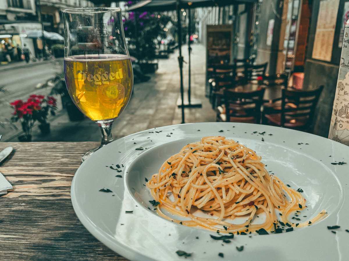 Piatto di spaghetti e bicchiere di birra Degged