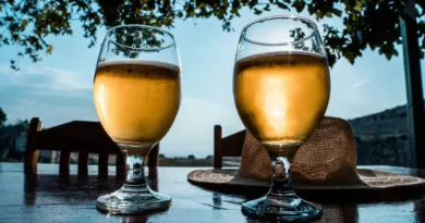 Due bicchieri di birra su un tavolo