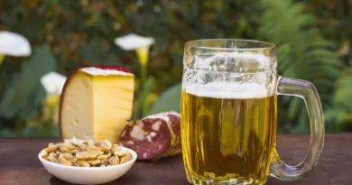 Boccale di birra con salame, formazzio e snacks