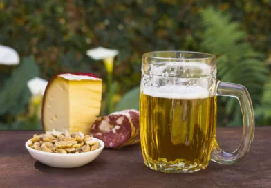 Boccale di birra con salame, formazzio e snacks