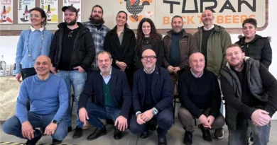 Foto di gruppo della presentazione dell'emendamento alla manovra finanziaria che taglia le accise sulla birra artigianale fino al 50% per i piccoli birrifici