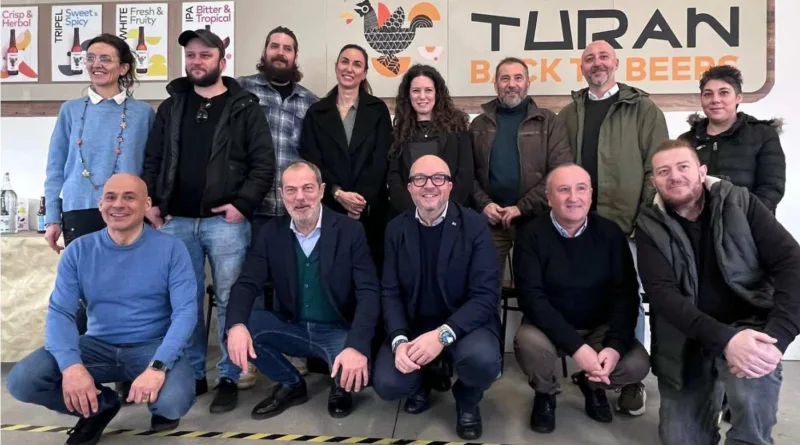 Foto di gruppo della presentazione dell'emendamento alla manovra finanziaria che taglia le accise sulla birra artigianale fino al 50% per i piccoli birrifici