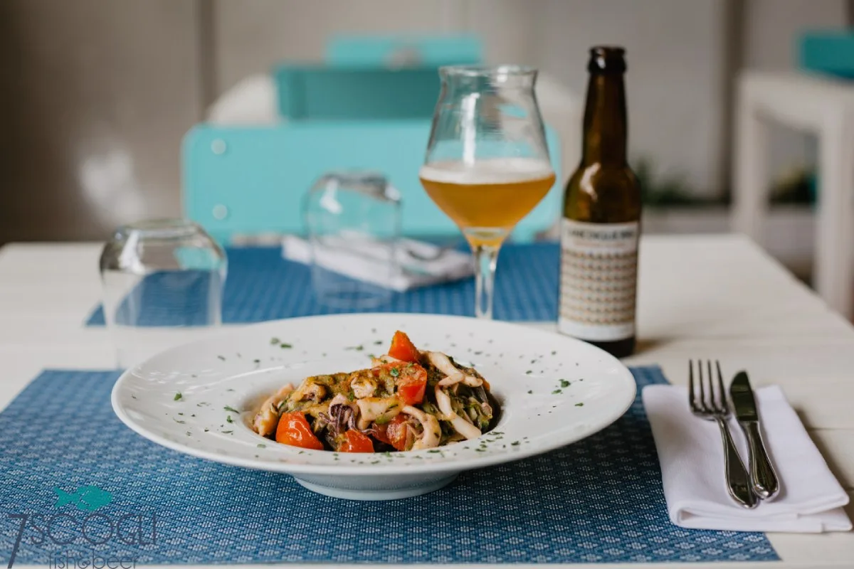 Piatto di pesce con calice di birra al ristorante 7 Scogli